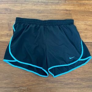 🏃🏾‍♀️ Nike dry fit shorts size M